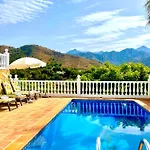 Nuria Villa *