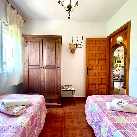 Nuria, Private Pool, Parking, Bbq, 5 Minutes From Frigiliana, Nerja And Its Beaches, Easy Access Villa